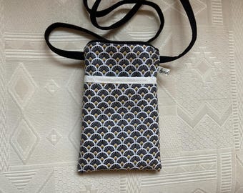 Pochette pour I Phone/coton enduit/coquilles noir blanc moutarde/poche doublée devant/doublée toile épaisse/se ferme par zip/bandoulière/