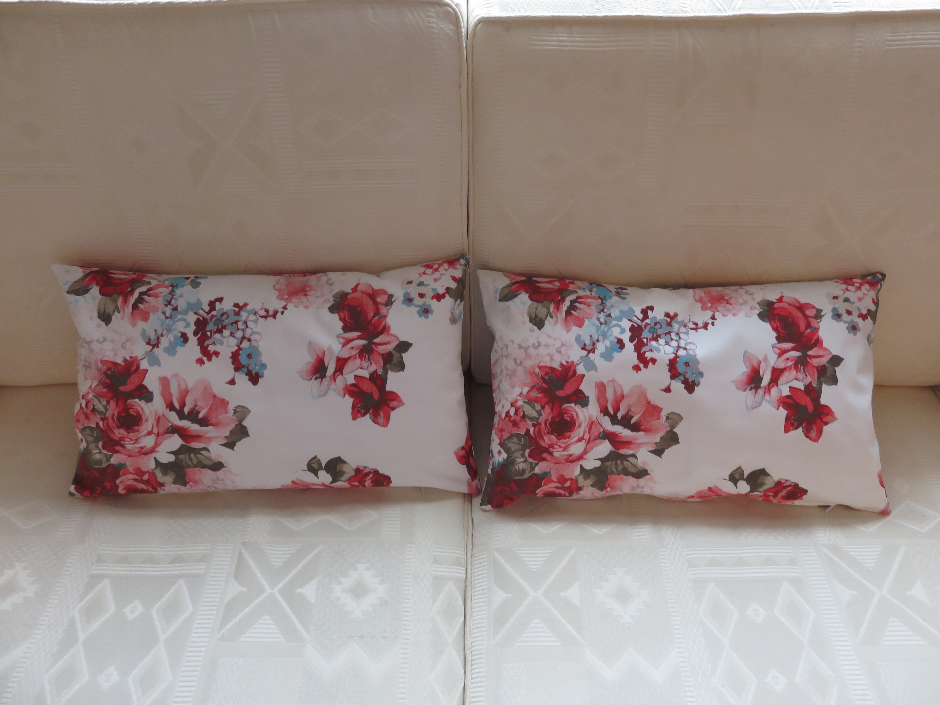Lot de Deux Housses Coussin/50x30cm/Satin Coton/Shabby Chic/Roses Rouge Fond Blanc/Maison et Déco/Co