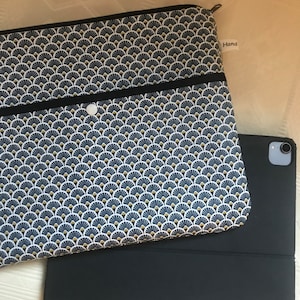 iPad-hoes/gecoat katoen/gewatteerde stoffen voering/ritssluiting/gevoerd voorvak/drukknoop/beschermend/31x25cm/