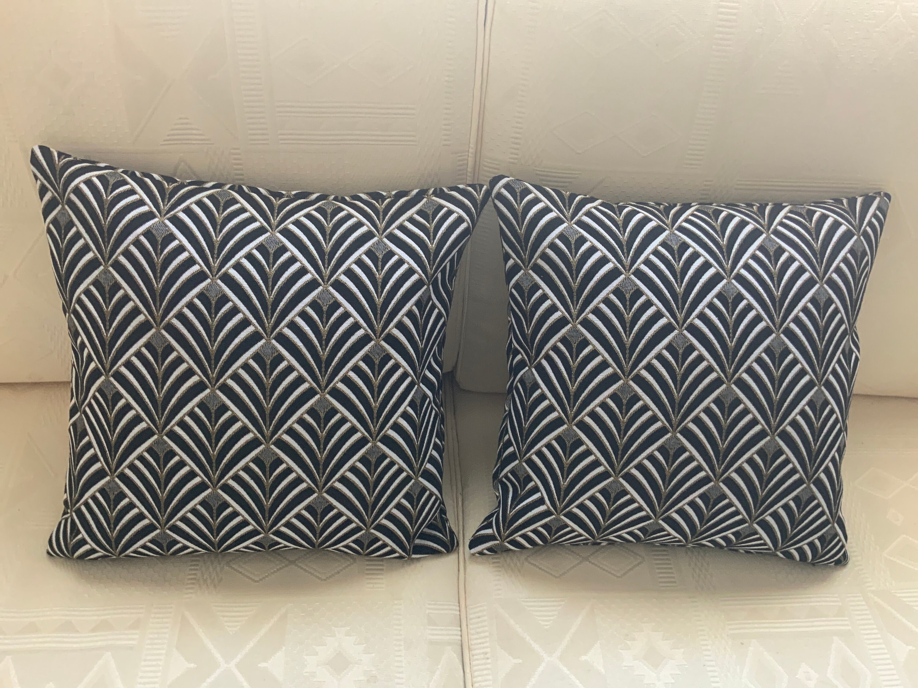 Lot de Deux Housses Coussin/40cmx40cm/Tissu d'ameublement/Très Tendance/Motifs Art Déco/Noir Blanc O