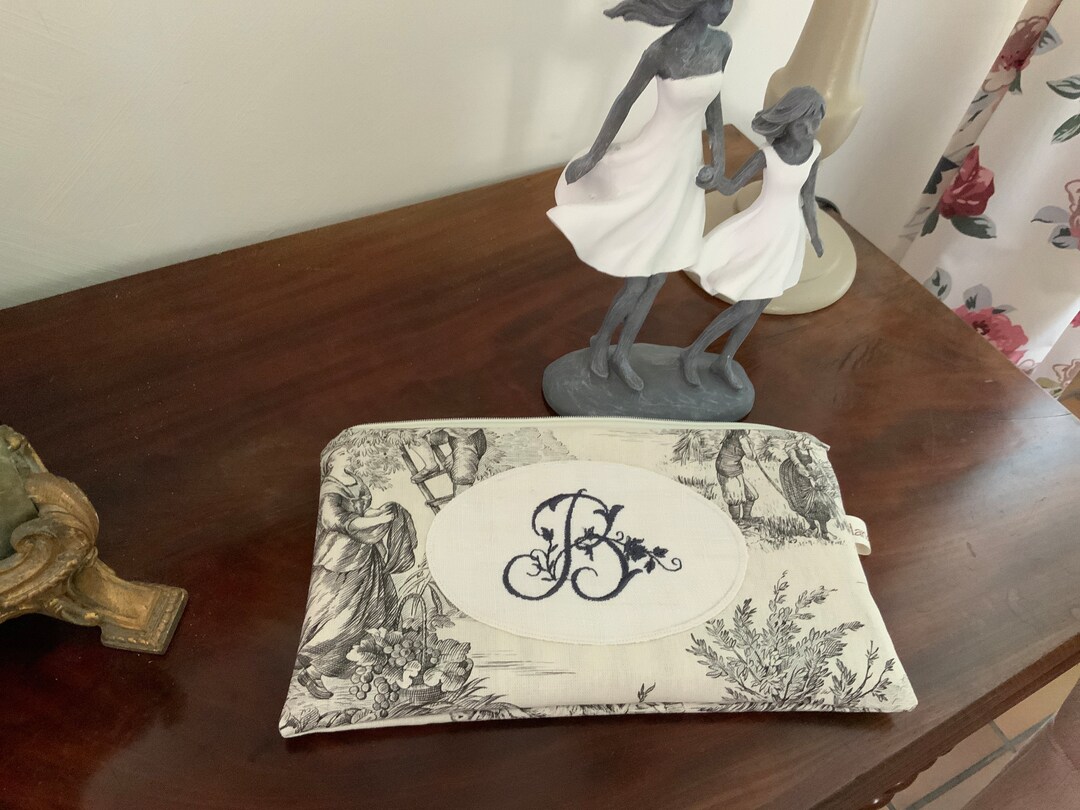 Trousse De Toilette Toile De Jouy Beige Brodée Monogramme M – Fait Main France