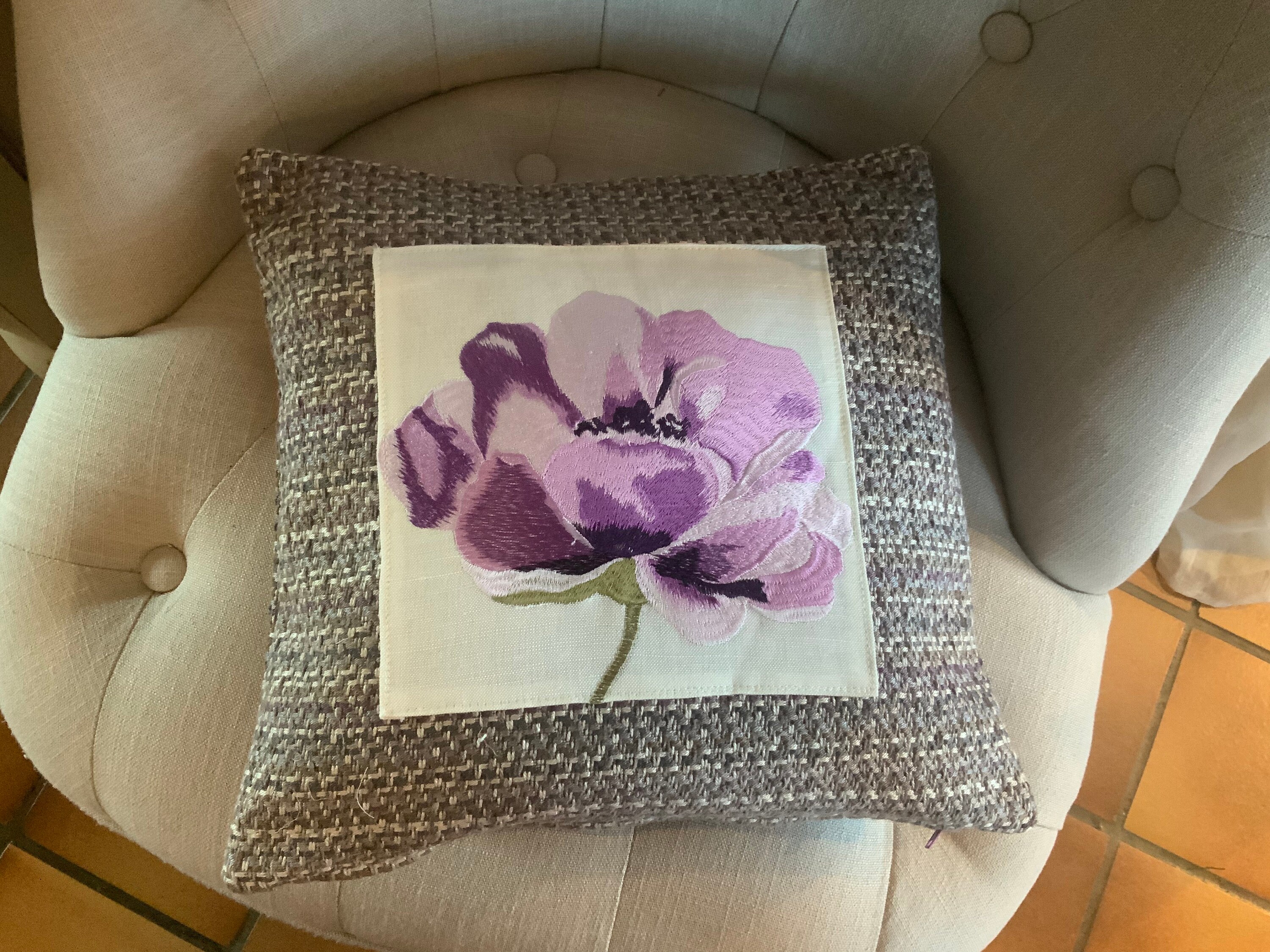 Housse Coussin /35cmx35cm/Toile de Mayenne Épaisse/Fleur Brodée sur Lin/Tons Gris Beige Mauve/Coussi