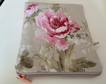 Pochette pour liseuse/17x21cm/tissu ameublement/Roses Anglaises fond lin/doublée nid d’abeille/se ferme par zip/épaisseur protectrice/