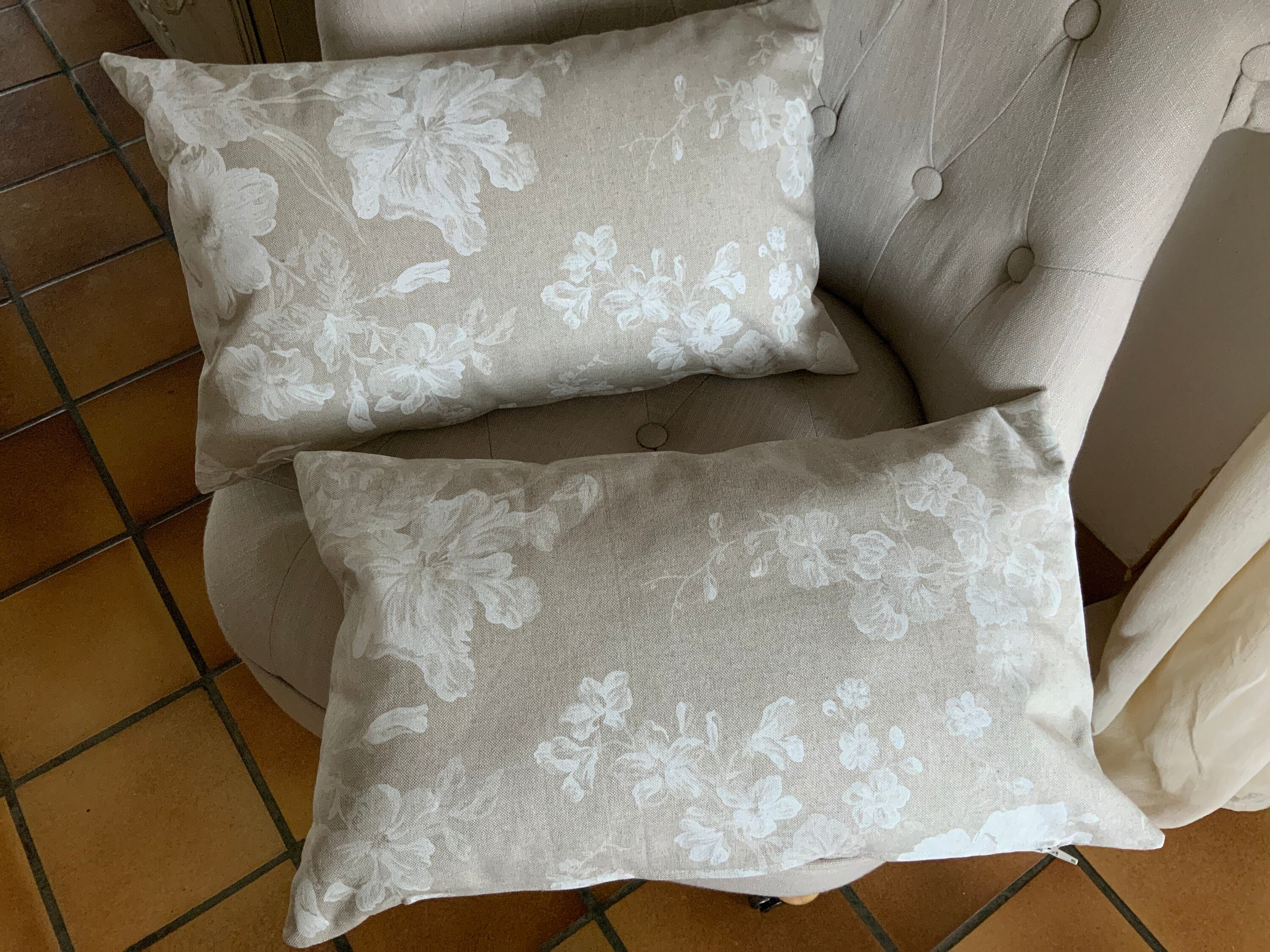 Lot de Deux Housses Coussin/50x30cm/Tissu Ameublement/Fleurs Blanches Fond Lin/Fibres Mélangées/Cous