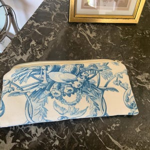 Mini custodia per stilo/20x8cm/tela Ludivine Jouy/inchiostro blu su sfondo ecrù/foderata in tela/foderata in gommapiuma e cotone/protettiva/chiusura con cerniera
