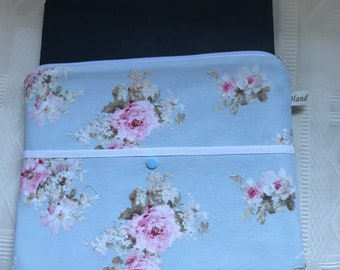 Pochette pour I Pad/housse pour tablette numérique/tissu ameublement:roses anglaises fond bleu/molletonnée/poche doublée devant/étui /