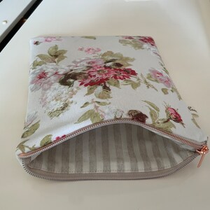 Pouch for e-reader/19x24cm/furnishing fabric/Roses on cream background/lined in striped fabric/closes with zip/protective thickness/ image 3