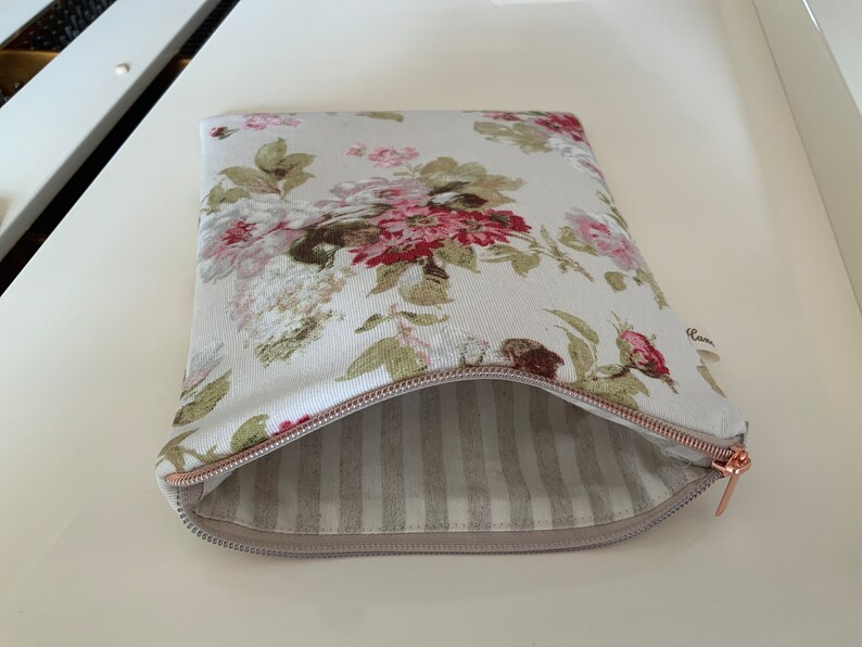 Pouch for e-reader/19x24cm/furnishing fabric/Roses on cream background/lined in striped fabric/closes with zip/protective thickness/ image 3