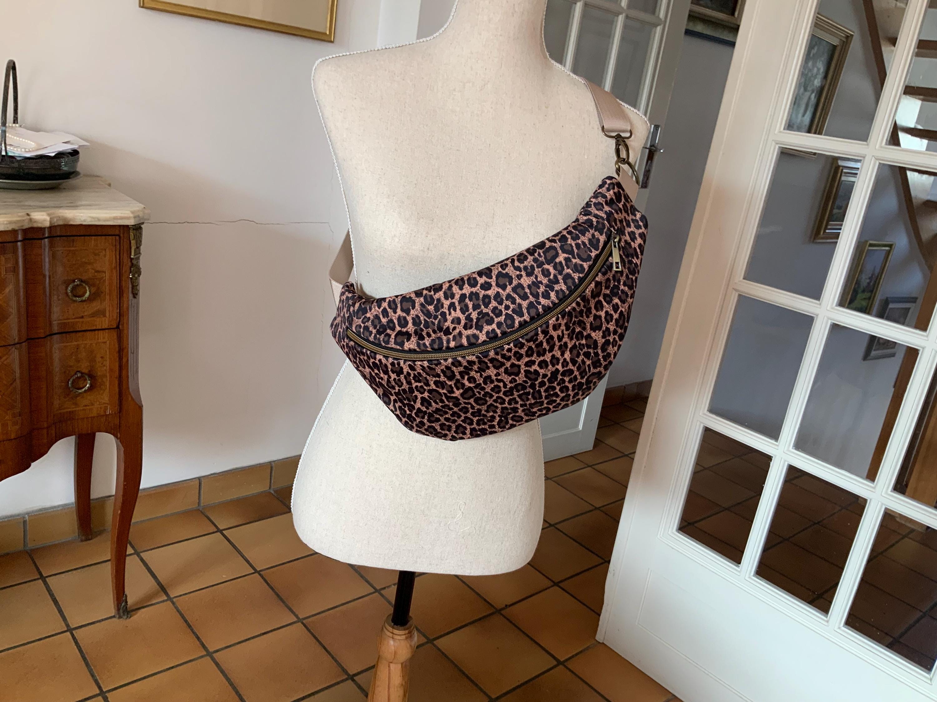 AUNGCSHE Leopard Schoudertas voor dames, halve maan, luipaardtas, verstelbare schouderriem, luipaardmaan tas dames, voor vrouwen, reizen, werk, universiteit, donkerbruin, kompakt
