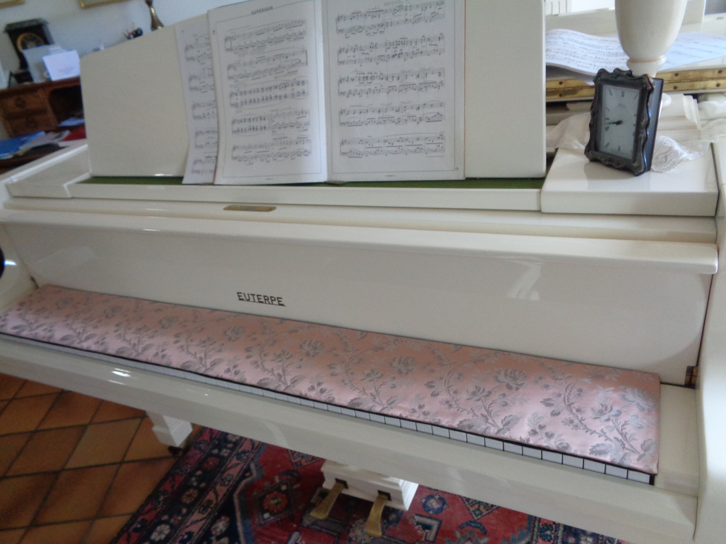 Protège Clavier Pour Piano/Tissu Satiné Roses Grises Fond Rose Pâle/Doublé Épaisse Toile Noire/Salon