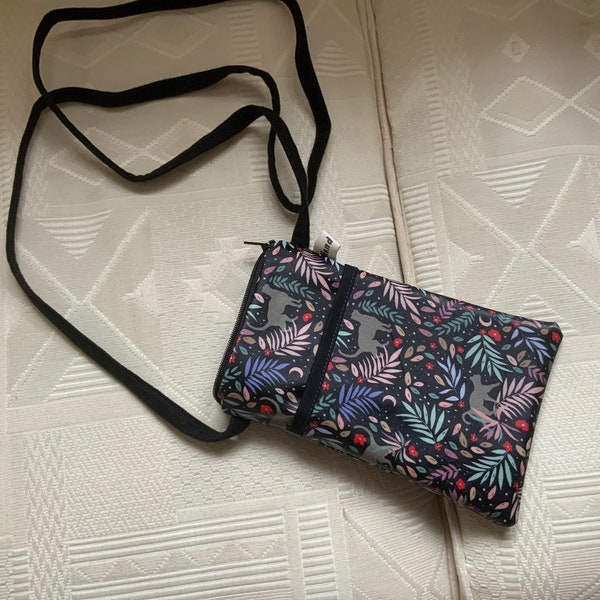 Pochette pour I Phone/coton enduit imperméable/sans phtalates/poche devant/se ferme par zip/se porte en bandoulière/doublée velours lisse