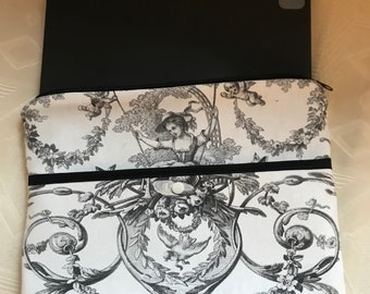 Pochette pour I Pad/Toile  de Jouy Ludivine /gris fond blanc cassé/doublée épais velours gris/zup/poche doublée devant/housse de tablette/