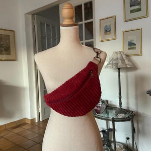 Sac banane/velours côtelé/rouge foncé/doublé coton imprimé/se porte en bandoulière/ réglable/pratique/tendance/38x22cm/sport chic/solide/
