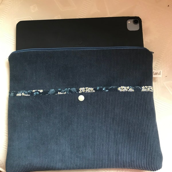 Pochette pour I Pad/Housse de tablette/velours côtelé bleu/doublé tissu matelassé/poche doublée devant/bouton pression/31x25cm/ épais solide