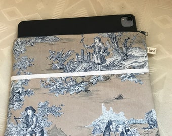 Pochette pour I Pad/Toile de Jouy Pastorale/doublée tissu matelassé/se ferme par zip/poche doublée devant/housse pour Tablette/31x25cm/