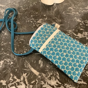 Etui voor iPhone/gecoat katoen/turkooisblauw/sluit met ritssluiting/gevoerd voorvak/kan over de schouder worden gedragen/gevoerd met dik glad fluweel
