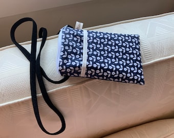 Pochette pour I Phone/coton enduit /imperméable/blanc marine/poche devant/doublée toile épaisse et douce/se ferme par zip/bandoulière/