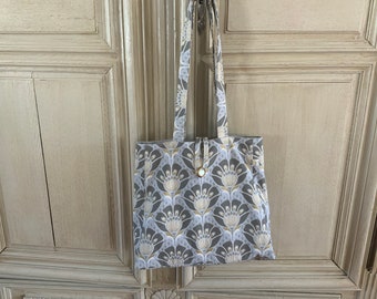 Sac trapèze/tissu ameublement/gris bleu or/doublé velours polyester gris perle/se porte à l’épaule/se ferme par bride et bouton/pratique