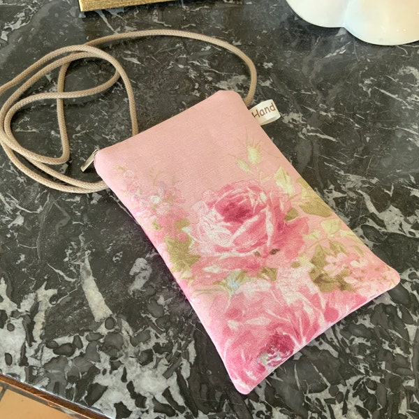 Pochette pour I Phone/11x18cm/tissu Roses anglaises fond rose/entoilage épais/doublée coton rayures/se ferme par zip/se porte en bandoulière