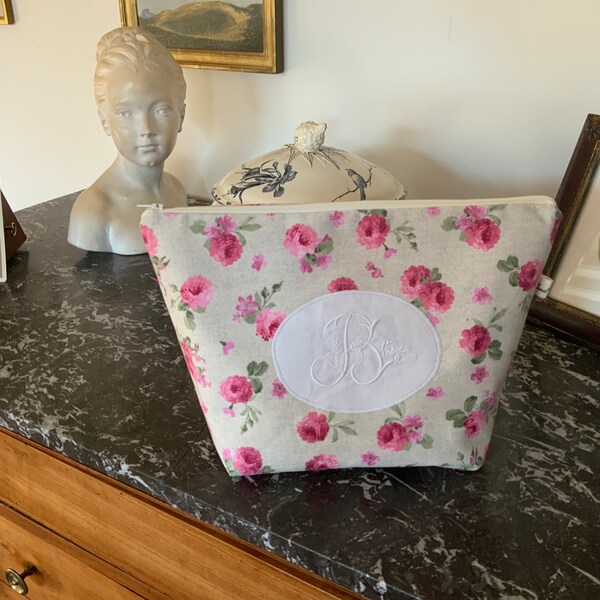 Trousse de toilette/tissu shabby chic/roses fond couleur lin/monogramme brodé B/grand format/doublée toile imperméable/rangement /