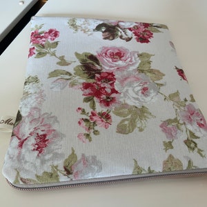 Pouch for e-reader/19x24cm/furnishing fabric/Roses on cream background/lined in striped fabric/closes with zip/protective thickness/ image 2