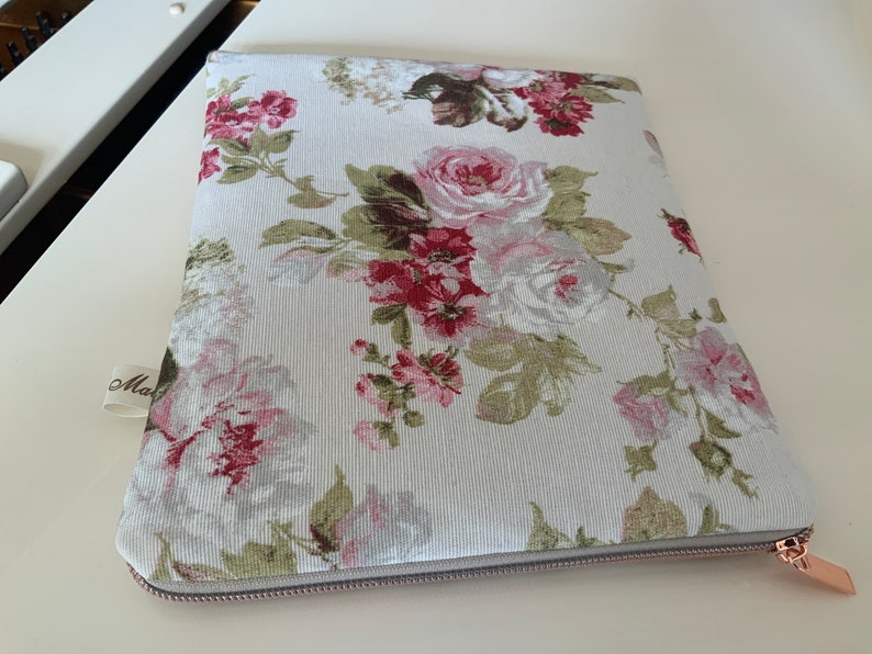 Pouch for e-reader/19x24cm/furnishing fabric/Roses on cream background/lined in striped fabric/closes with zip/protective thickness/ image 2