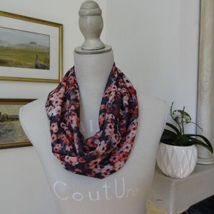 Snood / Poliéster / velo negro con pequeñas flores rojas de coral y blanquecino / hermoso caído / hermoso volumen / accesorio de moda /