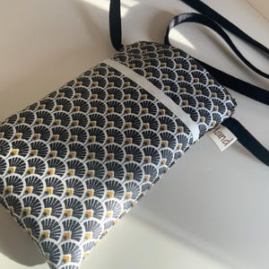 Pochette pour I Phone/coton enduit/coquilles noir blanc moutarde/poche doublée devant/doublée toile épaisse/se ferme par zip/bandoulière/