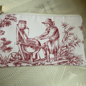 Platte etui/Ritsvakje/Toile de Jouy/donkerrode patronen op ecru achtergrond/gevoerd met waterdicht canvas/kleine opbergruimte/make-up of andere/