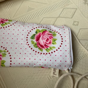 Bolsa para I Phone / Algodón recubierto / Rosas y guisantes Fondo blanco / lienzo grueso forrado / cierres de cremallera / cuelga en una correa para el hombro / estuche portátil