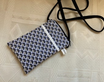 Pochette pour I Phone/coton enduit/coquilles noir blanc moutarde/poche doublée devant/doublée toile épaisse/se ferme par zip/bandoulière/