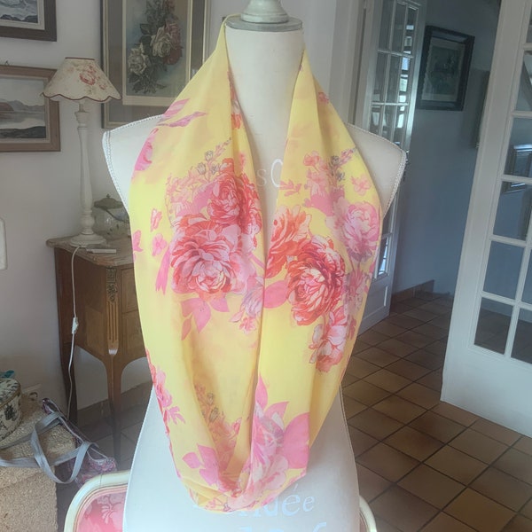 Snood/mousseline de soie /jaune avec roses rouge/accessoire de mode/fluide/agréable à porter/foulard/très lumineux/idée cadeau/