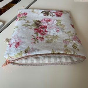 Pouch for e-reader/19x24cm/furnishing fabric/Roses on cream background/lined in striped fabric/closes with zip/protective thickness/ image 4