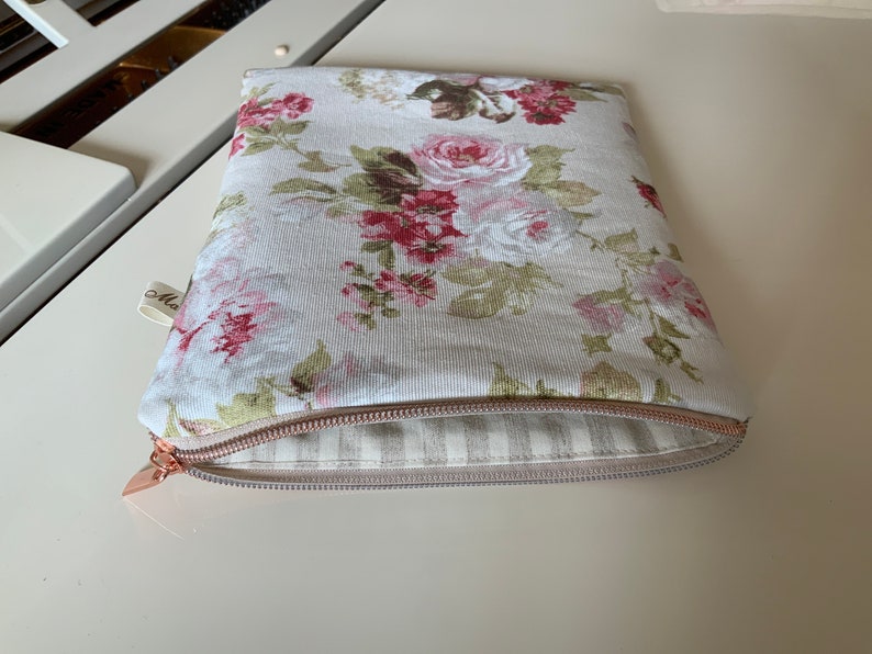 Pouch for e-reader/19x24cm/furnishing fabric/Roses on cream background/lined in striped fabric/closes with zip/protective thickness/ image 4