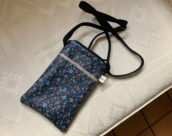 Pochette pour I Phone/coton enduit /imperméable/imprimé Liberty /sans phtalates/se ferme par zip/poche devant/se porte en bandoulière/