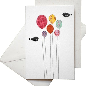 Carte" Deux oiseaux et 6 ballons en papiers imprimés "/ papiers découpés et collés/ carte anniversaire/ carte ballons / réalisée à la main