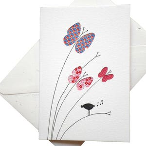 Carte aux " trois papillons et oiseau siffleur " / papier imprimé / papiers découpés et collés / réalisée à la main