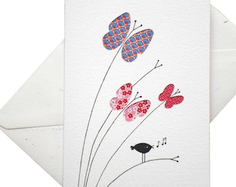 Carte aux " trois papillons et oiseau siffleur " / papier imprimé / papiers découpés et collés / réalisée à la main