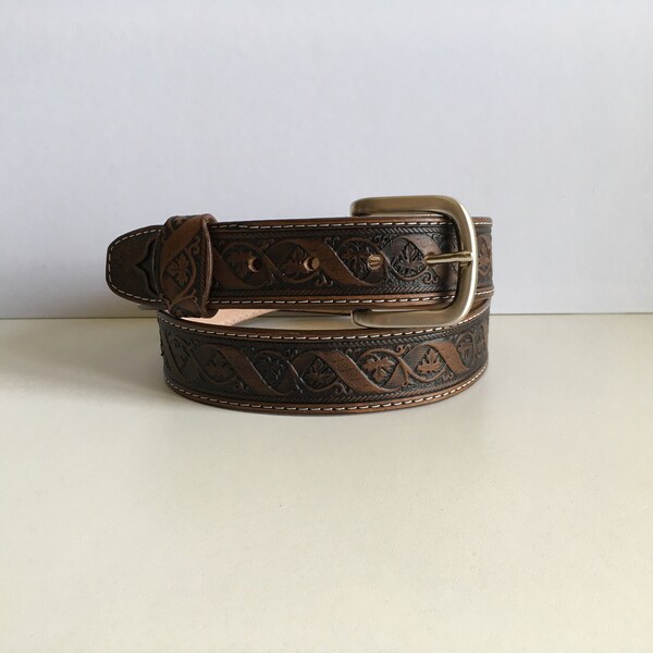 Ceinture en cuir, repoussage artisanal motif: feuilles et ruban marron antique