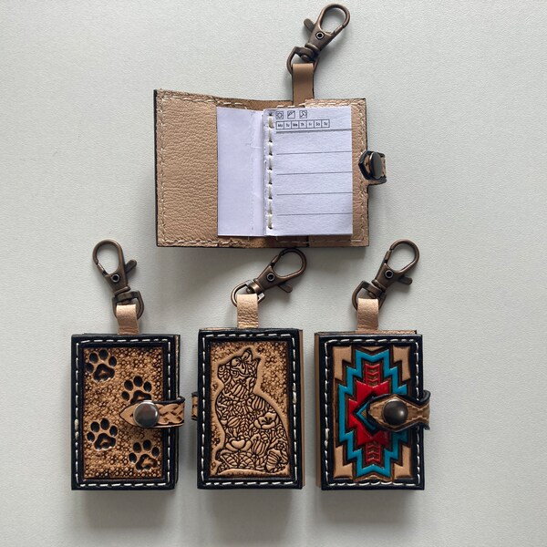 Bloc notes, carnet miniature, porte clés style grimoire en cuir repoussé, divers motifs