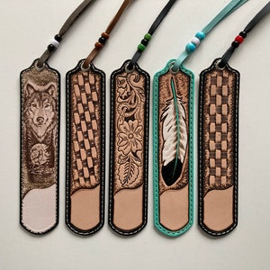 Marcapáginas en piel repujada y grabado en caliente, varios estampados con iniciales