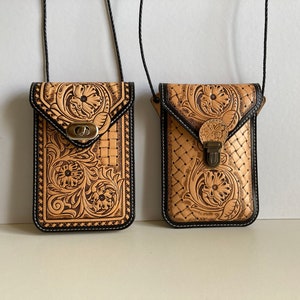 Mixed shoulder straps for smartphone in repoussé leather pattern shéridan and sneaker braid