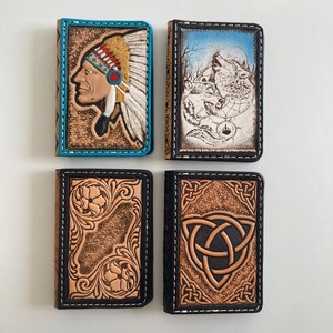 Estuche, tarjetero de piel repujada, varios estampados.