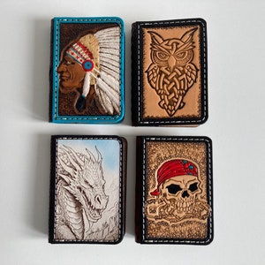 Estuche, tarjetero en piel repujada y grabado en caliente, varios estampados.