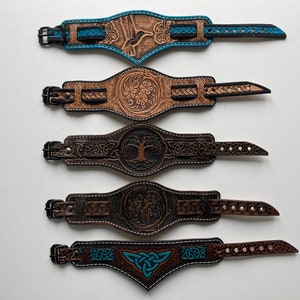 Bracelet en cuir repoussé en découpe divers motifs