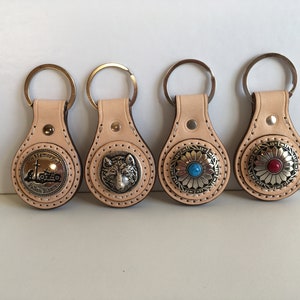 Repelled leather key ring with metal decoration and initials by hot engraving