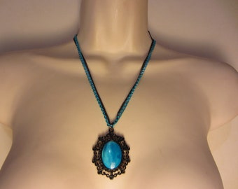 Collier bleu et noir avec cabochon