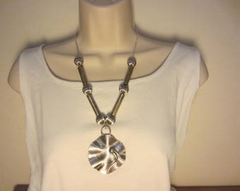 Collier en métal argenté