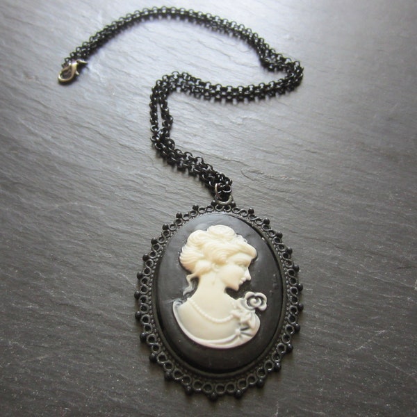 Collier noir avec cabochon en camée