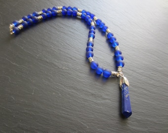 Collier bleu avec pendentif en Lapis Lazuli